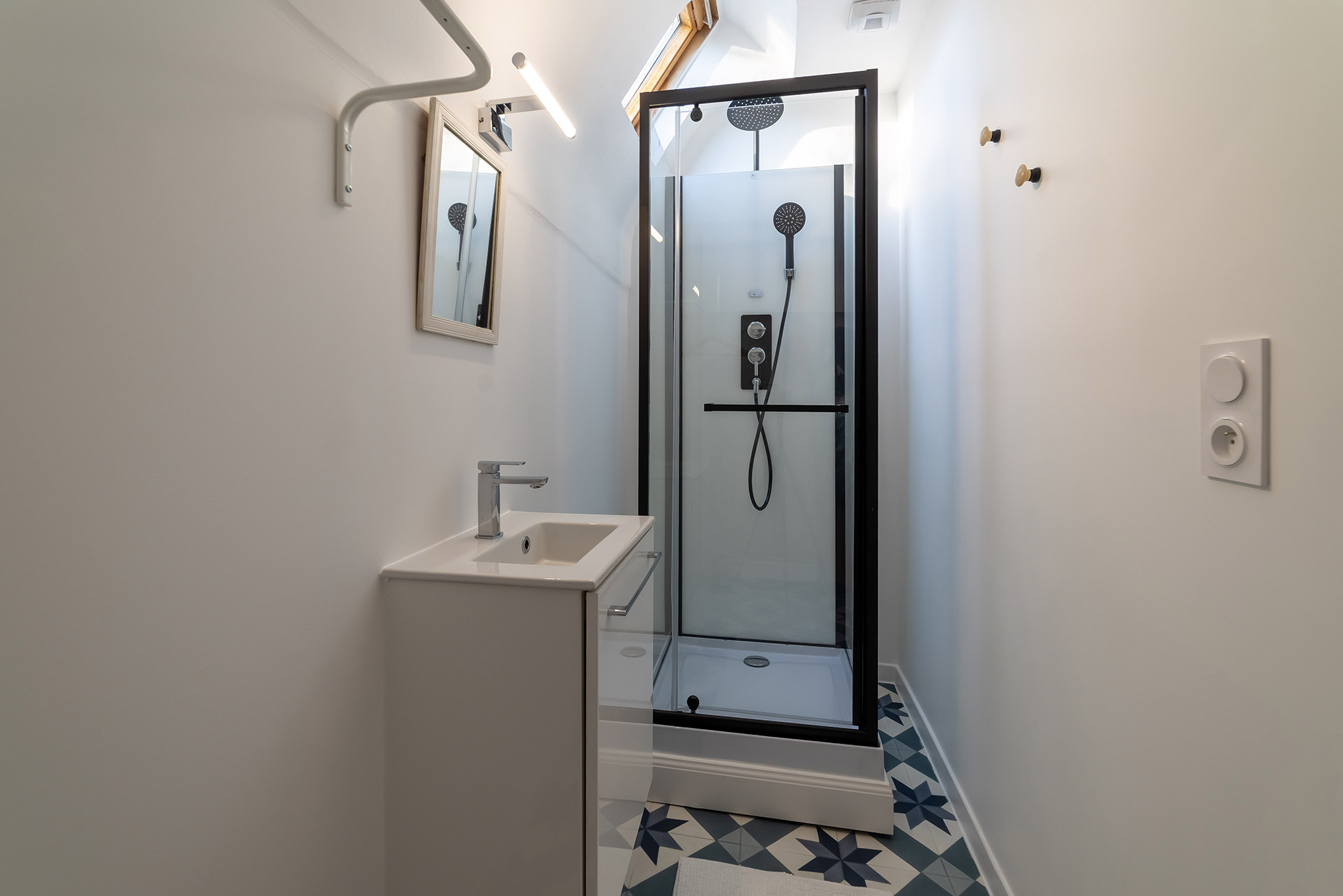 Salle de douche de la Ninette au Domaine de Maubuisson, location de vacances à Ver-sur-Mer en Normandie, tout proche des plages du débarquement