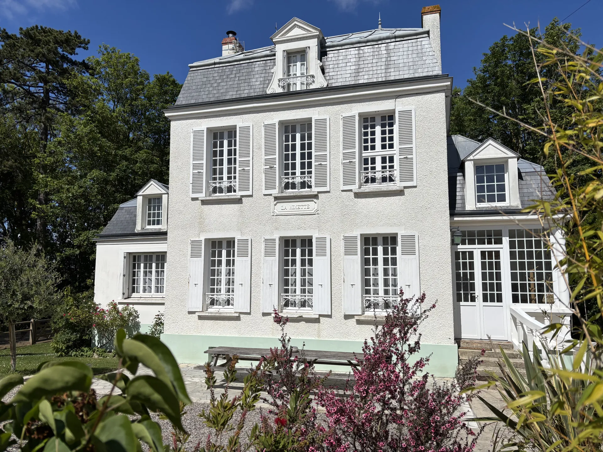Extérieur de la Ninette au Domaine de Maubuisson, location de vacances à Ver-sur-Mer en Normandie, tout proche des plages du débarquement